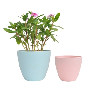 Plastic flower pots