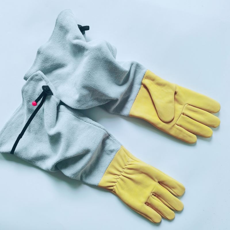 Leather gardening gloves