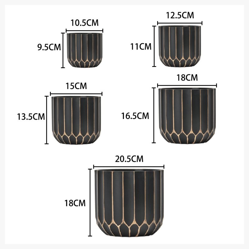 Plastic plant pot