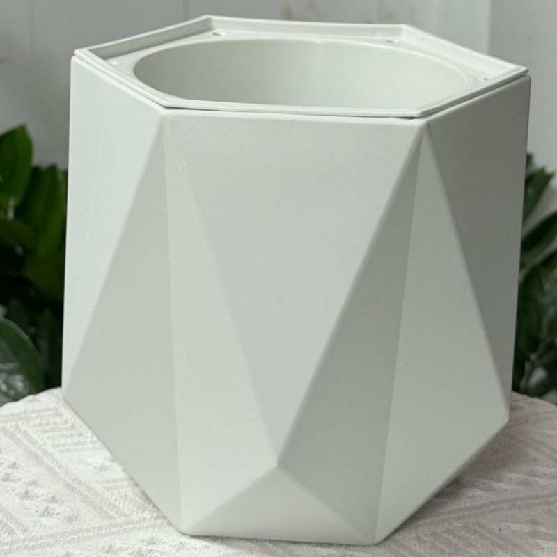 Polygonal plastic flower pots