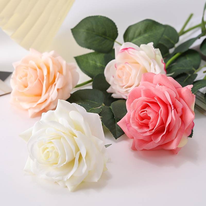 Highly realistic rose with a soft-touch feel