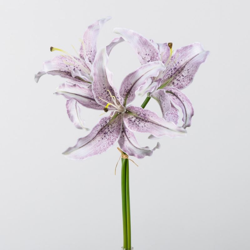 Artificial flower bunch containing 3 lilies
