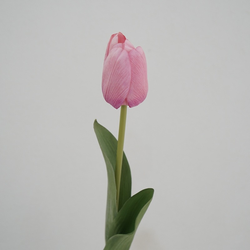 Lifelike artificial tulips
